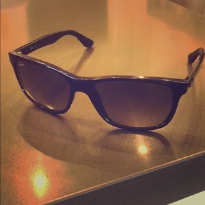Black Ray-Ban Wayfarers